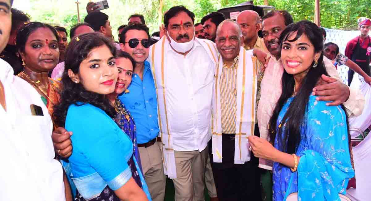 Mahabubabad: Minister pats NRI Dr Hanumandla Rajender Reddy for his service