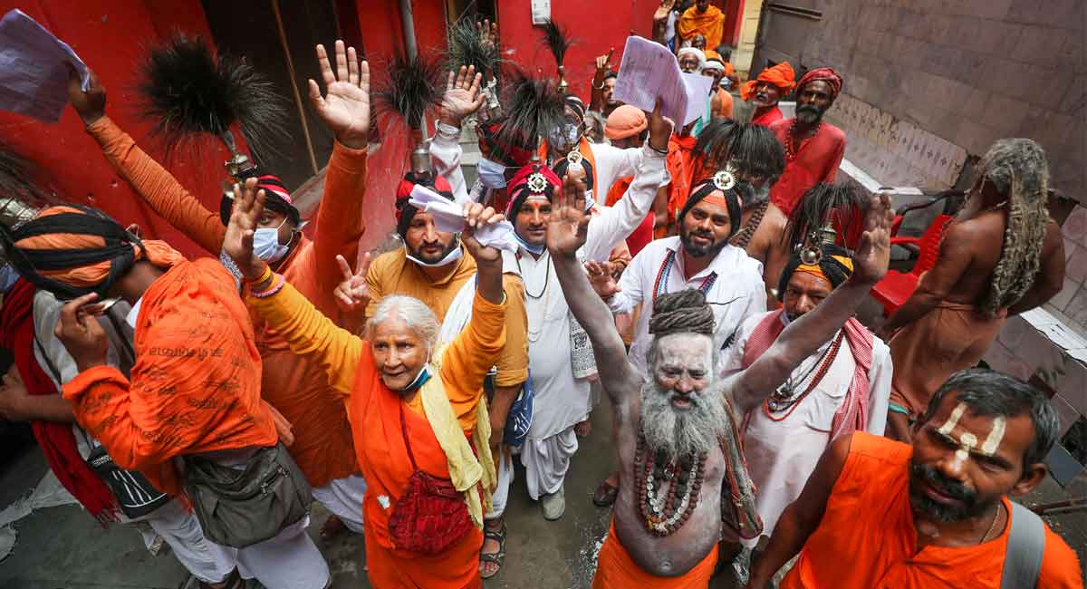 Over 11,000 pilgrims perform Amarnath Yatra, another batch leaves for  valley - Telangana Today