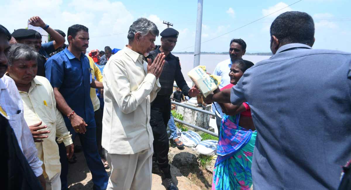 Chandrababu Naidu visits Bhadrachalam, interacts with flood victims