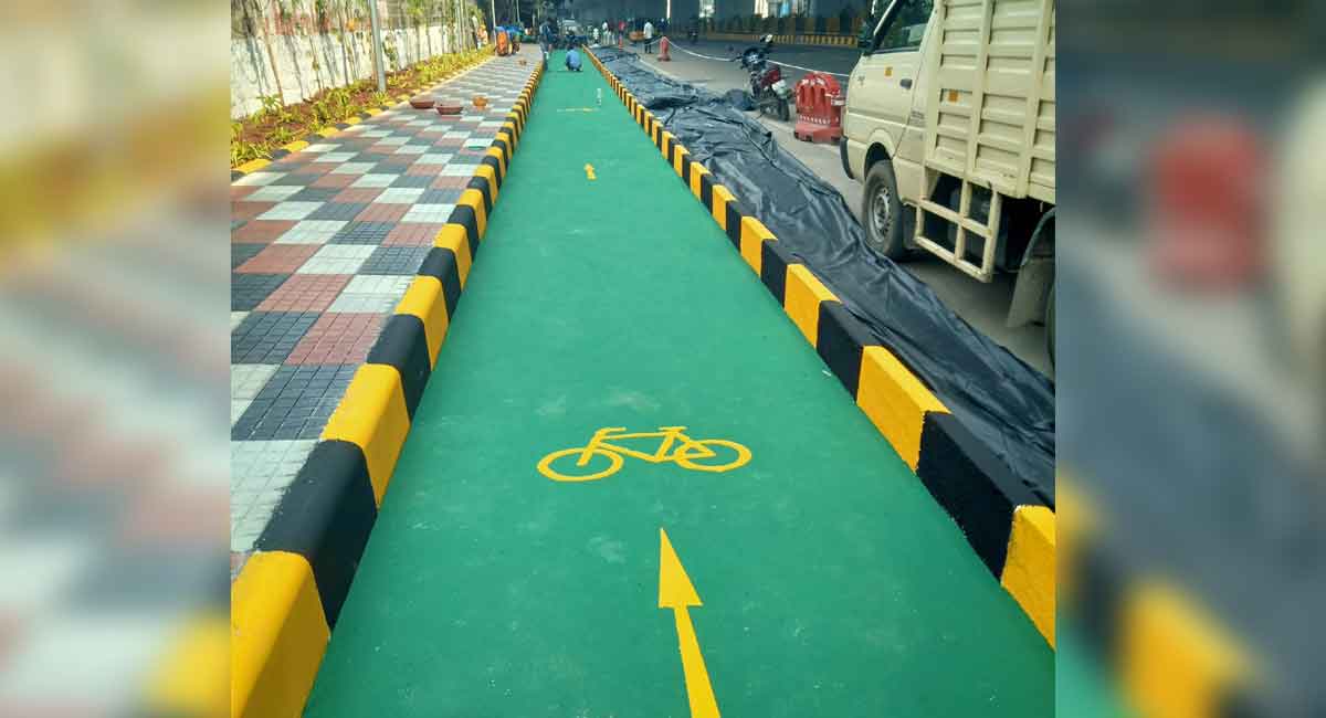 GHMC sets up dedicated cycling track on Tolichowki-Shaikpet stretch
