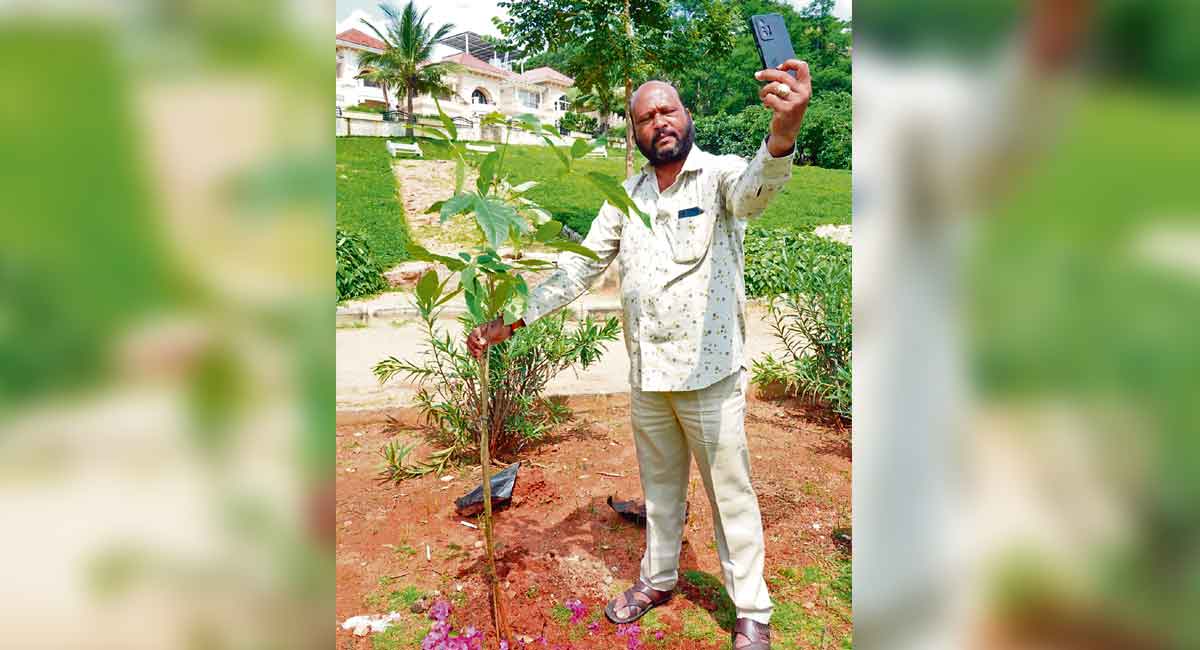 Actor Fish Venkat takes part in Green India Challenge