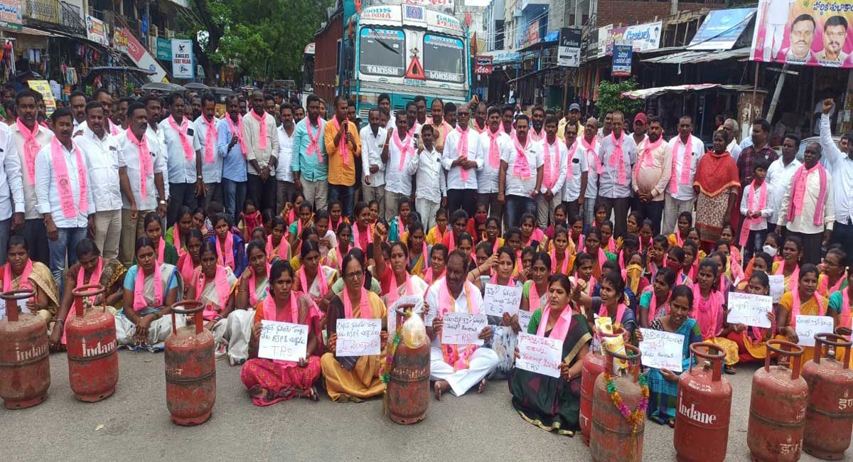 Protests erupt in Telangana against LPG cylinder price hike