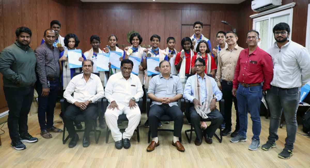 Telangana State medal-winning swimmers felicitated