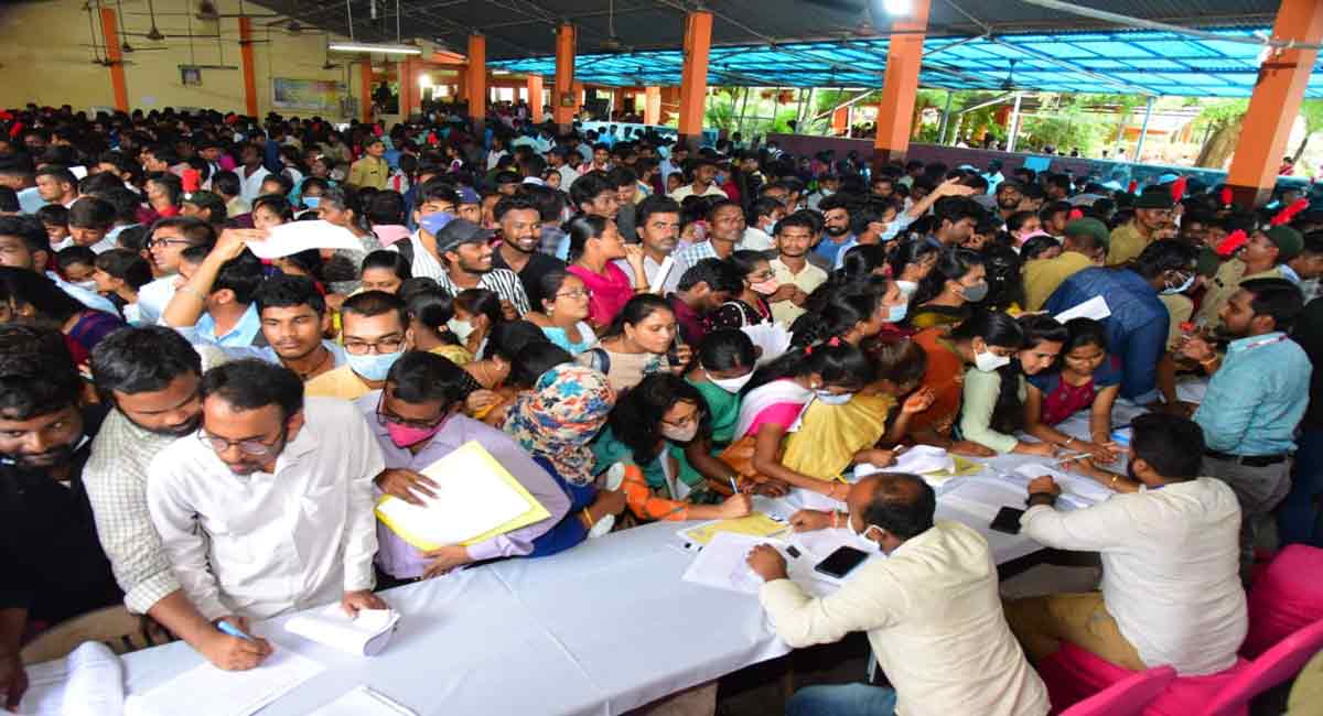 Job mela evokes huge response from unemployed youth in Karimnagar