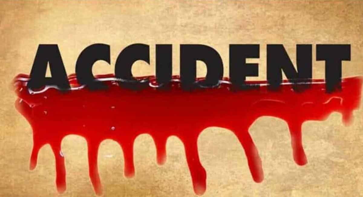 5 killed as car rams into truck in Andhra Pradesh