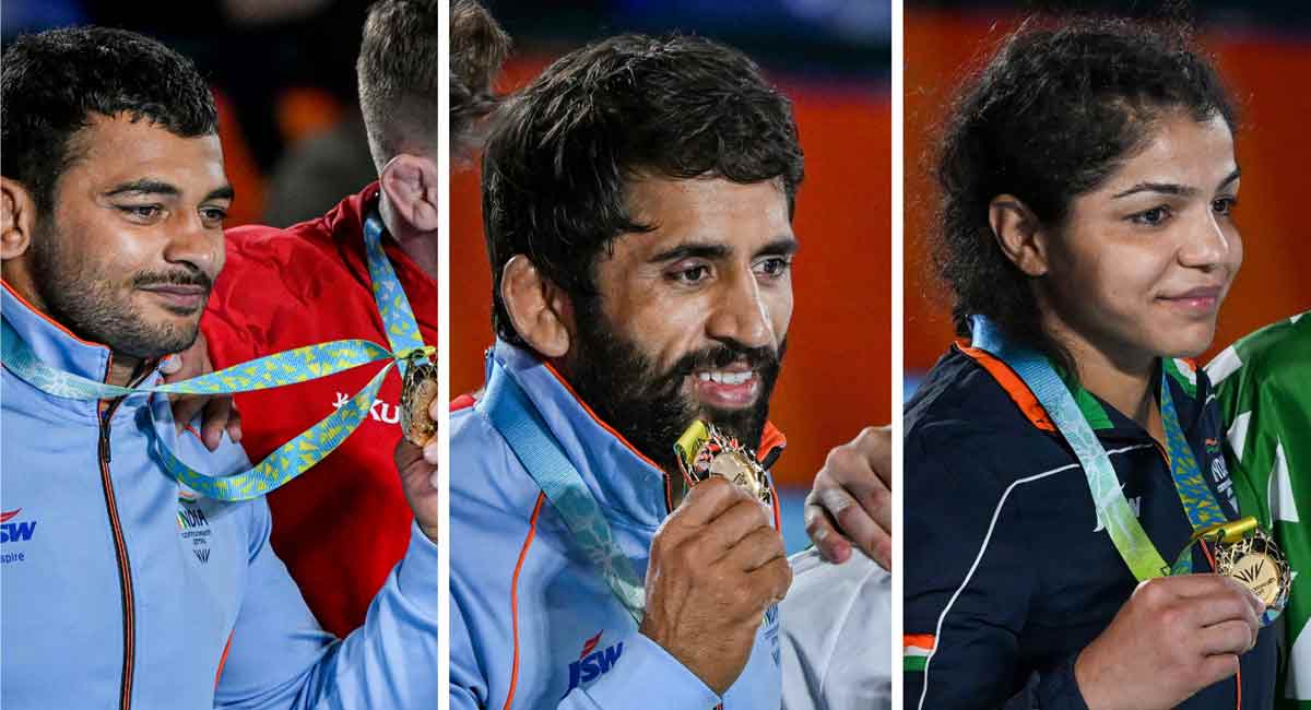 Pegulat Deepak Punia, Bajrang Punia, Sakshi Malik memenangkan emas untuk India