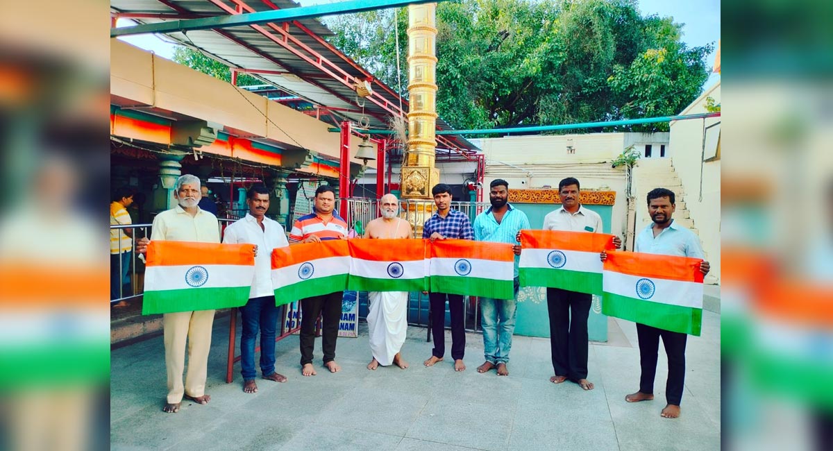 Chilkur Balaji temple joins Swatantra Bharata Vajrotsavalu, receives national flag