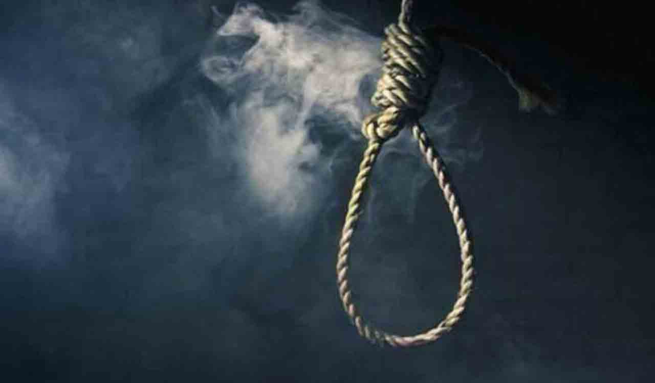 Hyderabad: Woman hangs self over pressure from finance firm