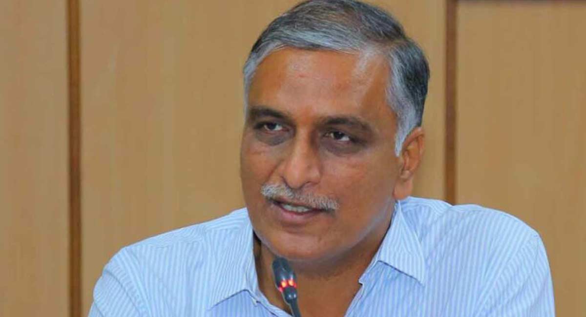 Harish Rao felicitates healthcare workers for service during pandemic