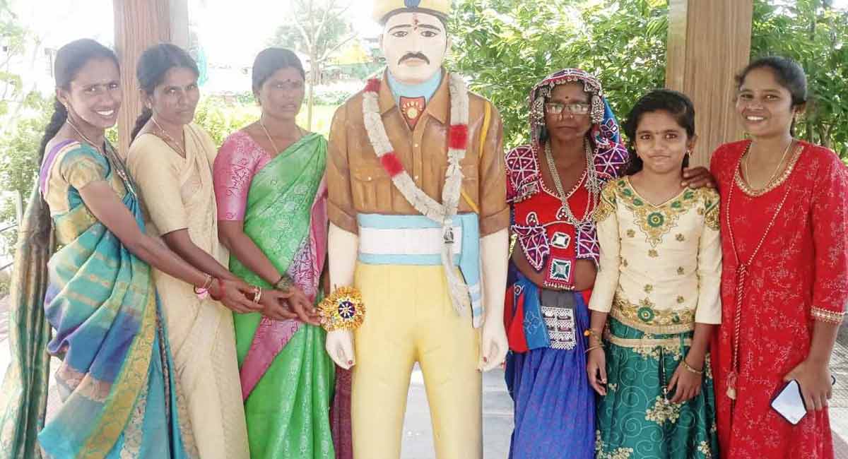 Sisters tie rakhi to Jawan brother’s statue in Siddipet district