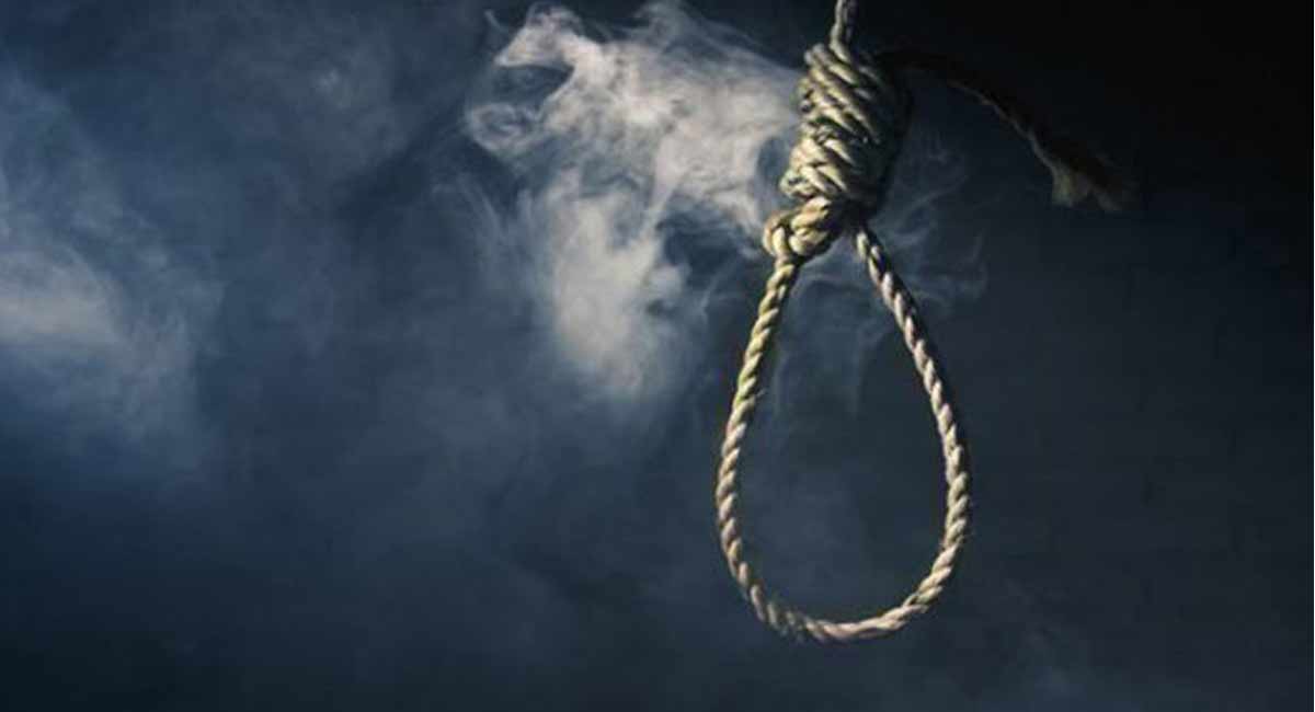 Private store employee found hanging in Meerpet