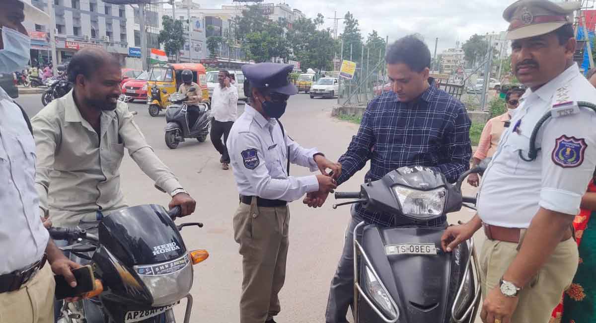 Hyderabad: Rakhis tied to traffic violators on Raksha Bandhan