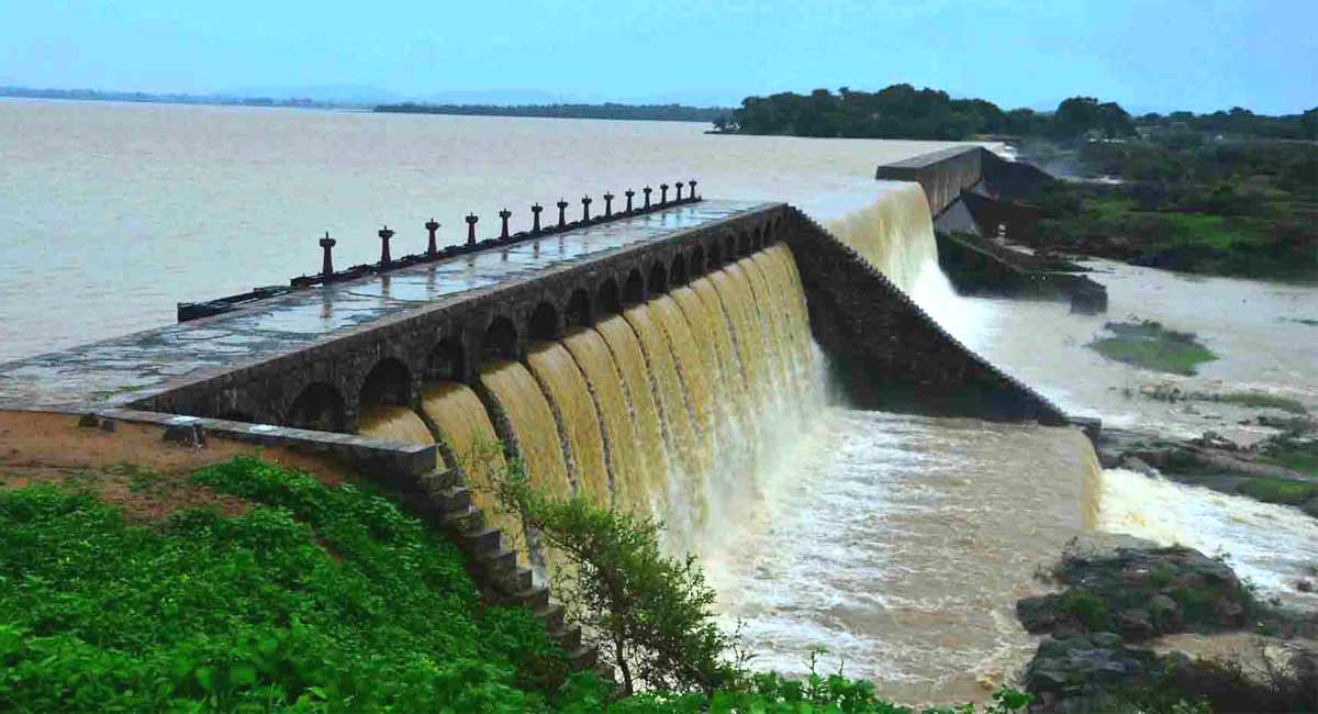 River Godavari crosses first danger level in AP, 5 districts face flood threat 