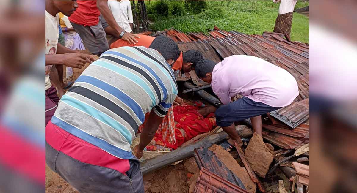 Telangana: Sexagenarian dies in house collapse in Mulugu