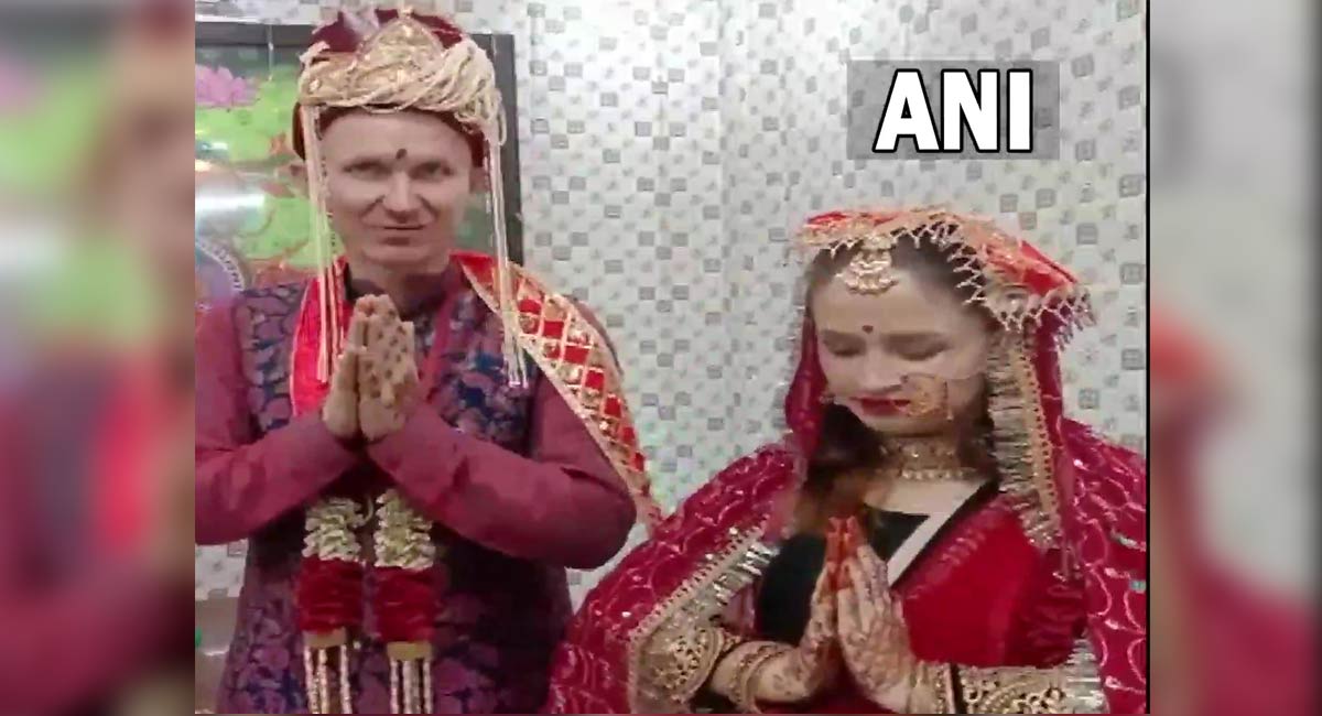 Watch: Russian man weds Ukrainian woman as per Hindu rituals