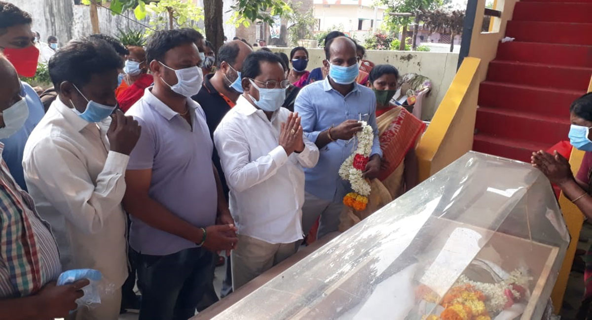 Kothagudem: Leaders and locals pay homage to deceased CRPF jawan