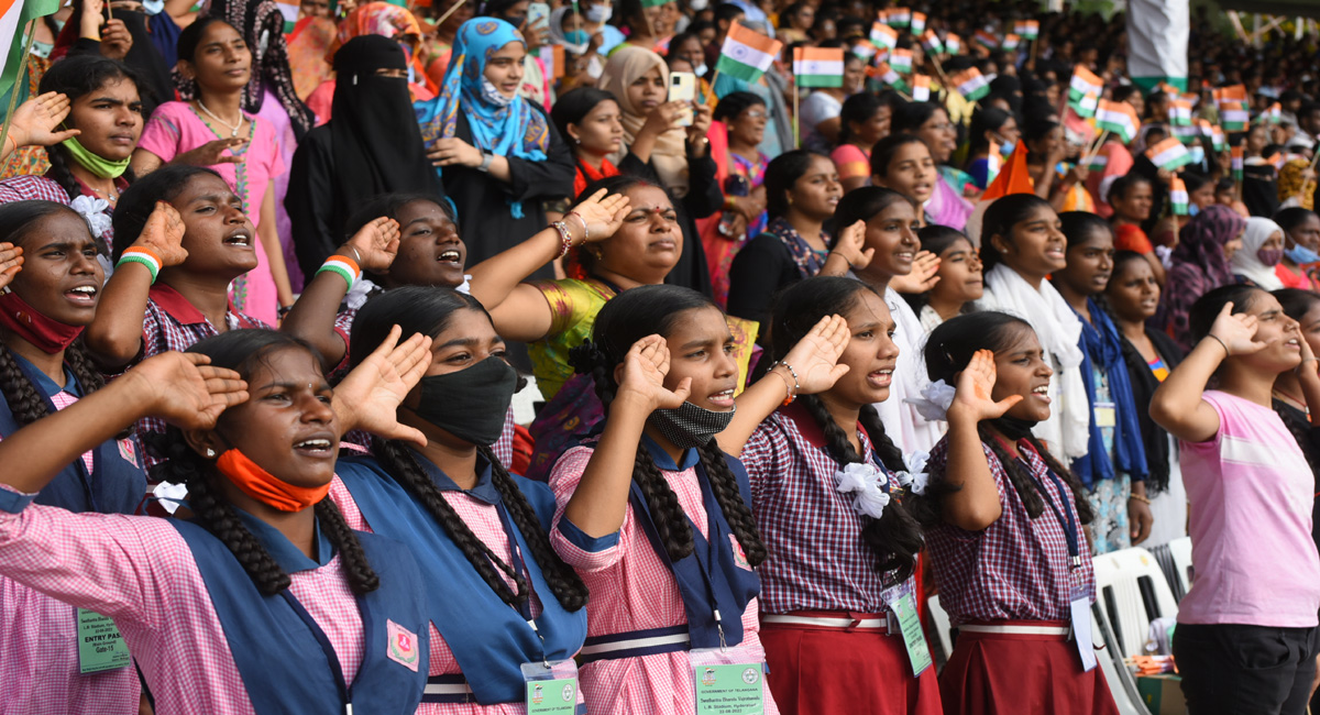 ‘Swatantra Bharata Vajrotsavalu’ concludes with patriotic fervour in Hyderabad