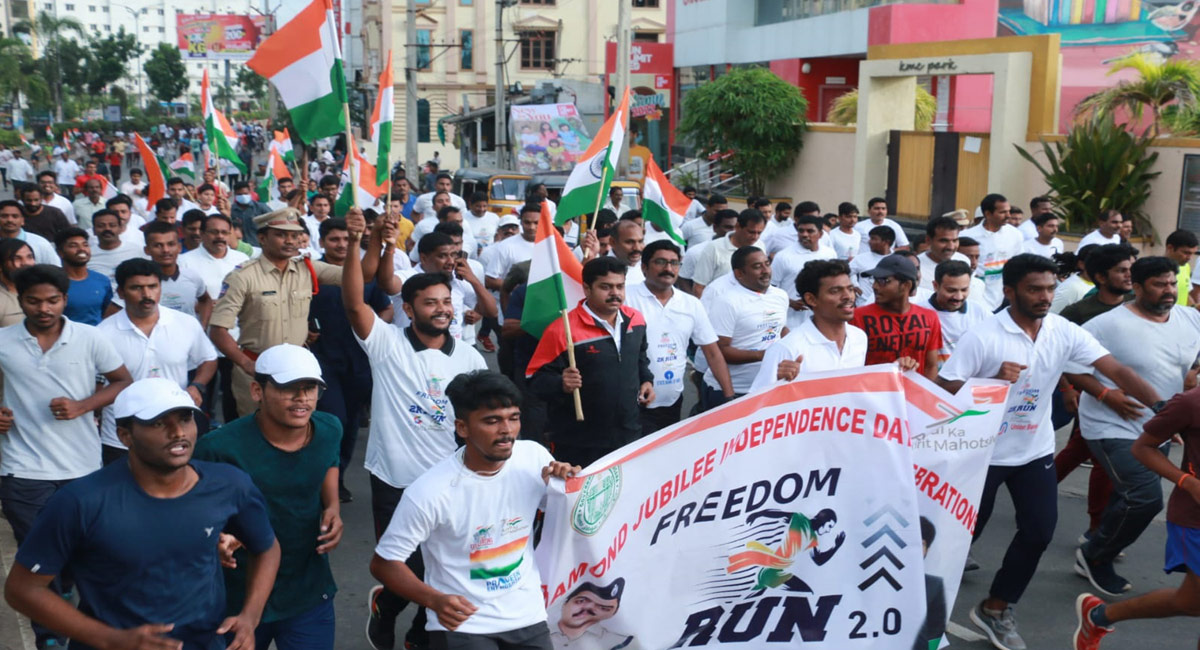 Enthusiastic participation of public marks Freedom Run in Khammam