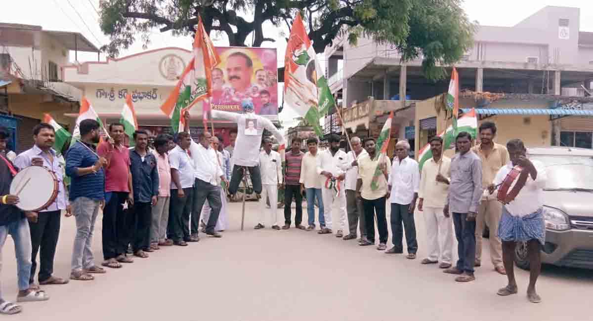 Yadadri-Bhongir: Congress members burn effigy of Rajagopal Reddy