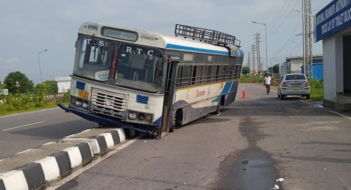 RTC bus hits road divider, 10 injured in Medak 