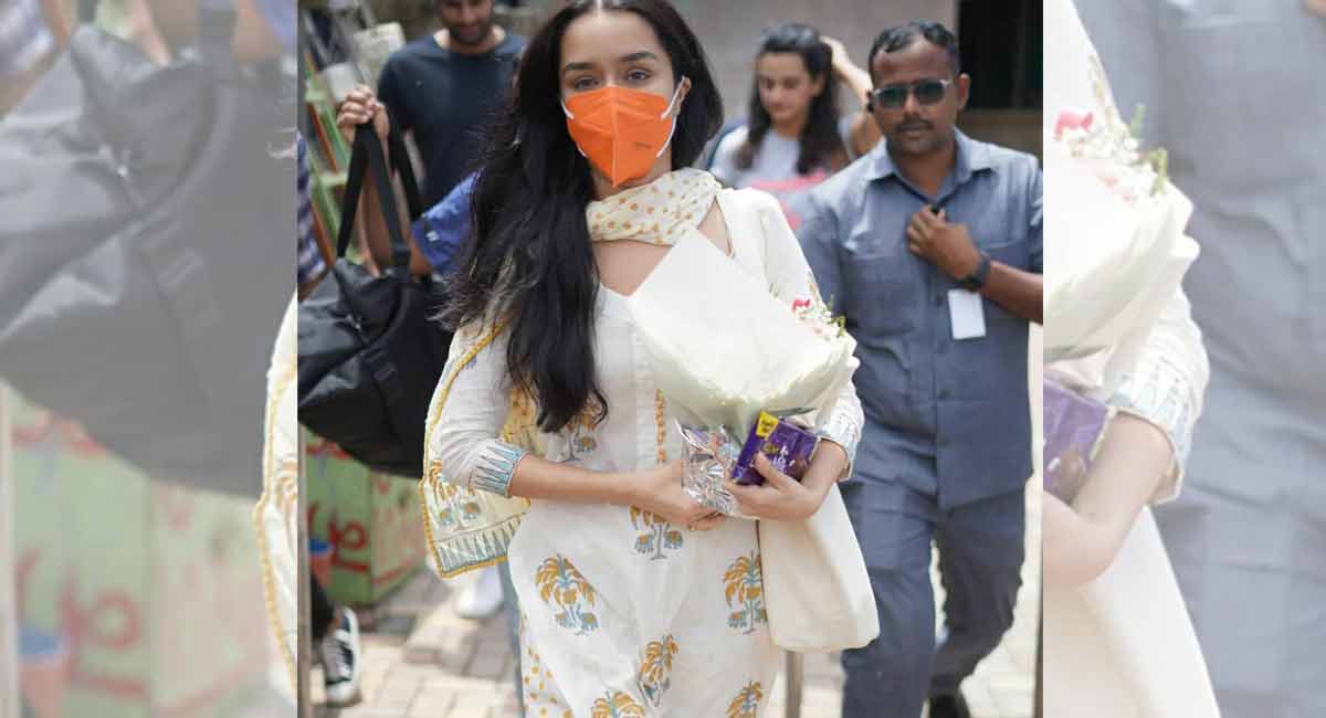 Shraddha Kapoor gets greeted by flowers from fans