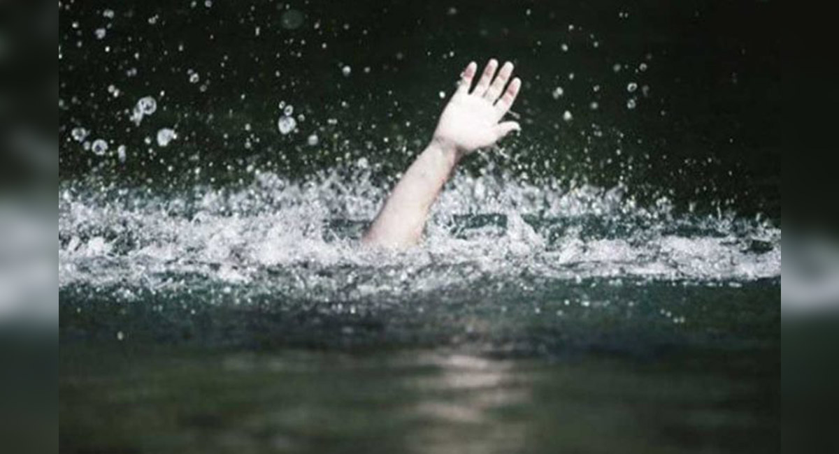 Adilabad: Two youngsters washed away while picnicking