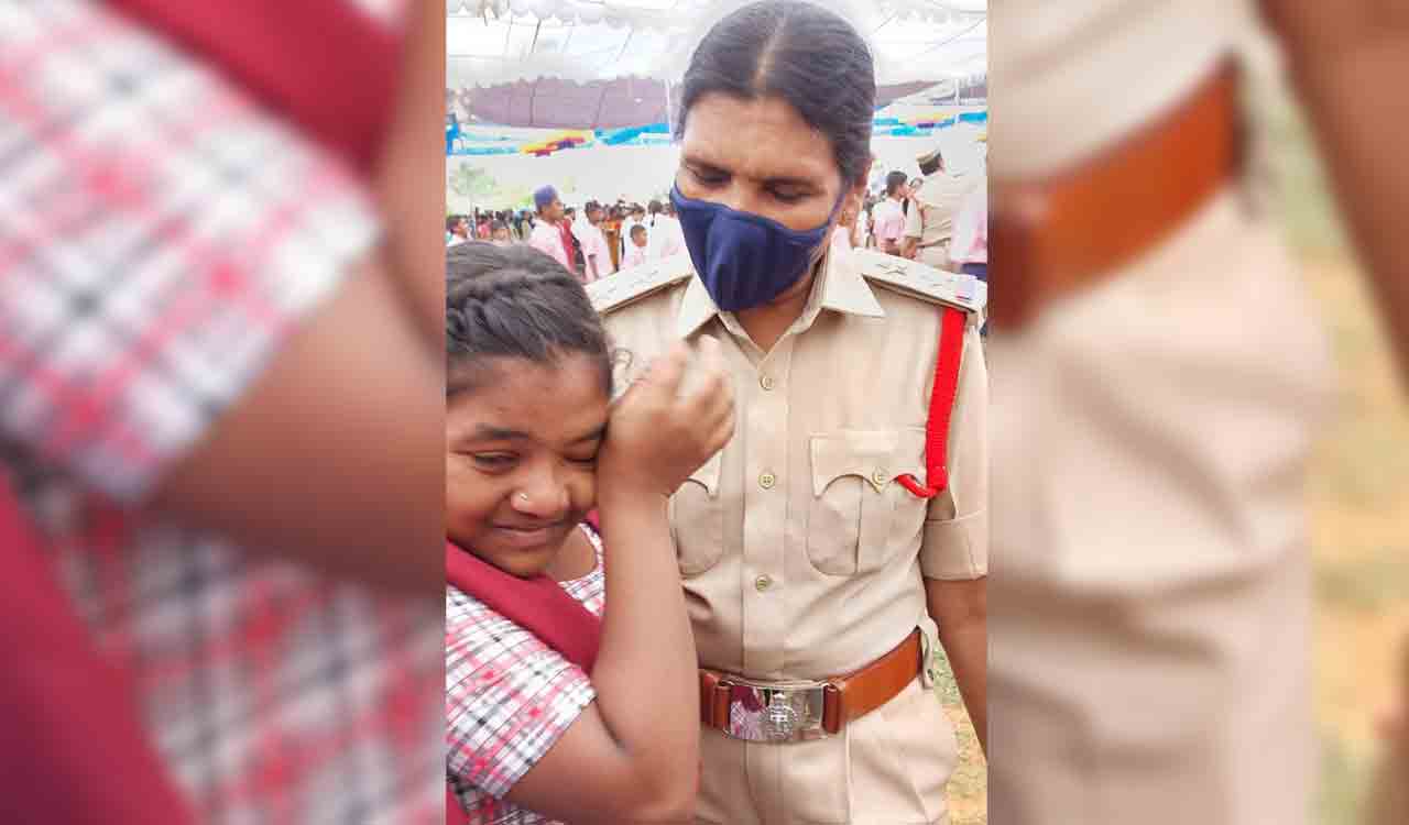 Sangareddy: Girl turns emotional after seeing her aunt in Police uniform