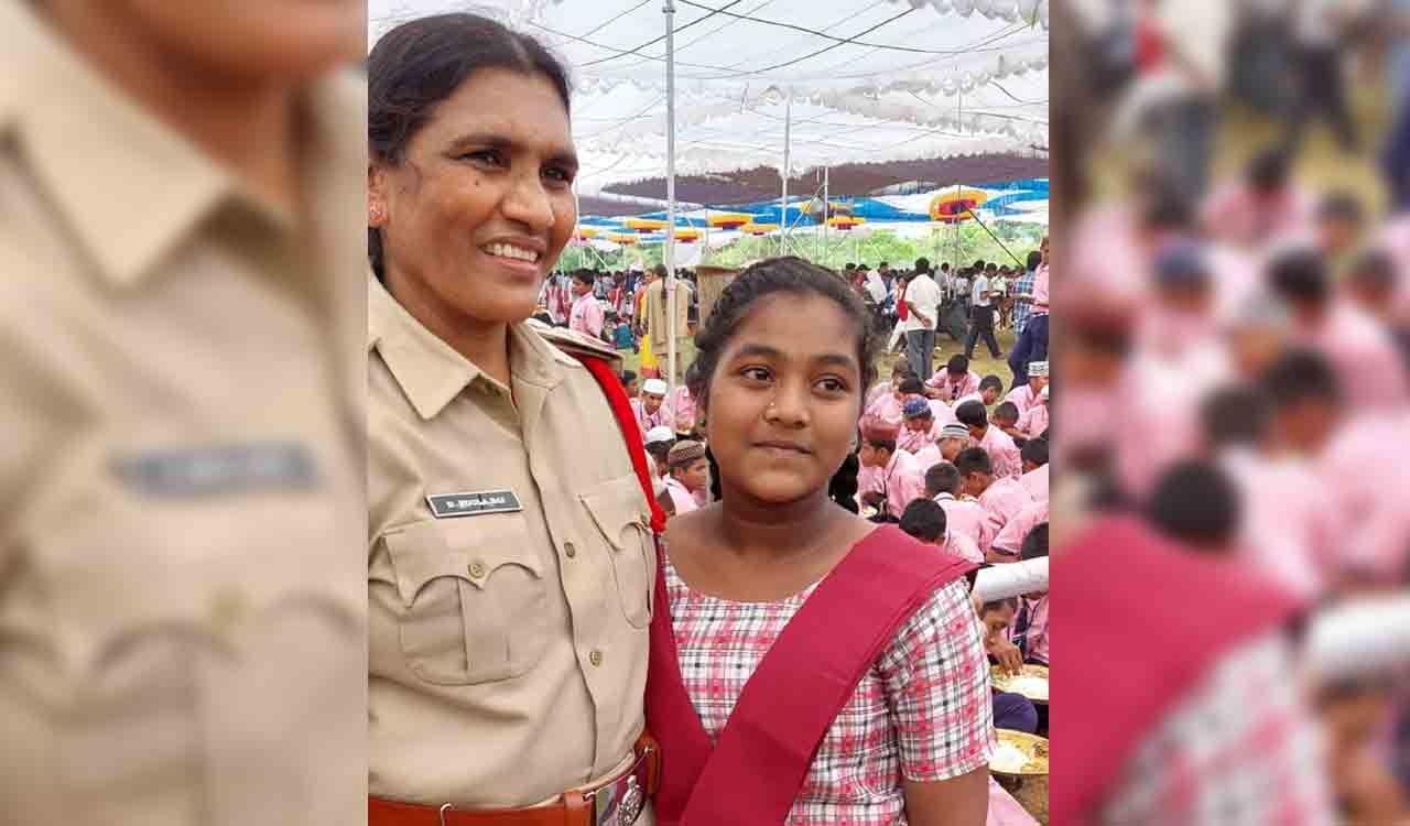 Sangareddy: Girl turns emotional after seeing her aunt in Police uniform