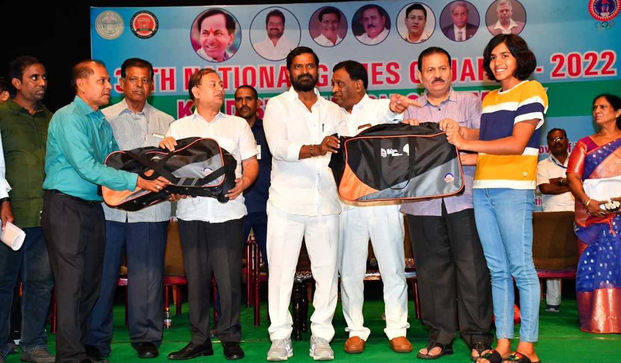National Games 2022: Minister Srinivas Goud distributes kits to Telangana contingent