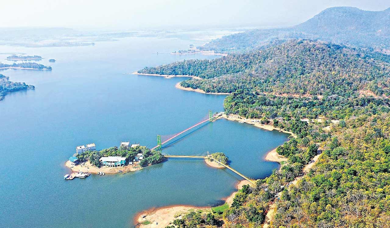 Telangana’s Laknavaram Lake turns into hotspot for weekend travellers