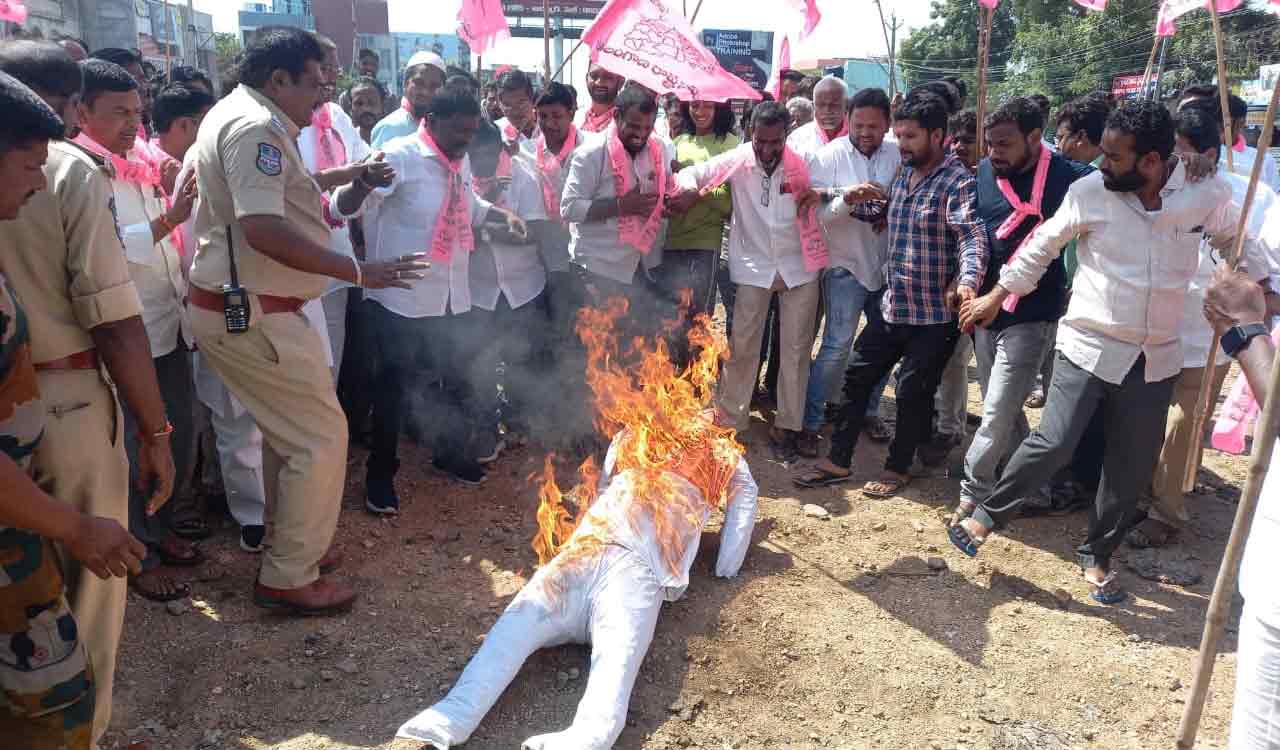 BJP's MLA shopping: TRS cadres burn BJP's portrait in Adilabad