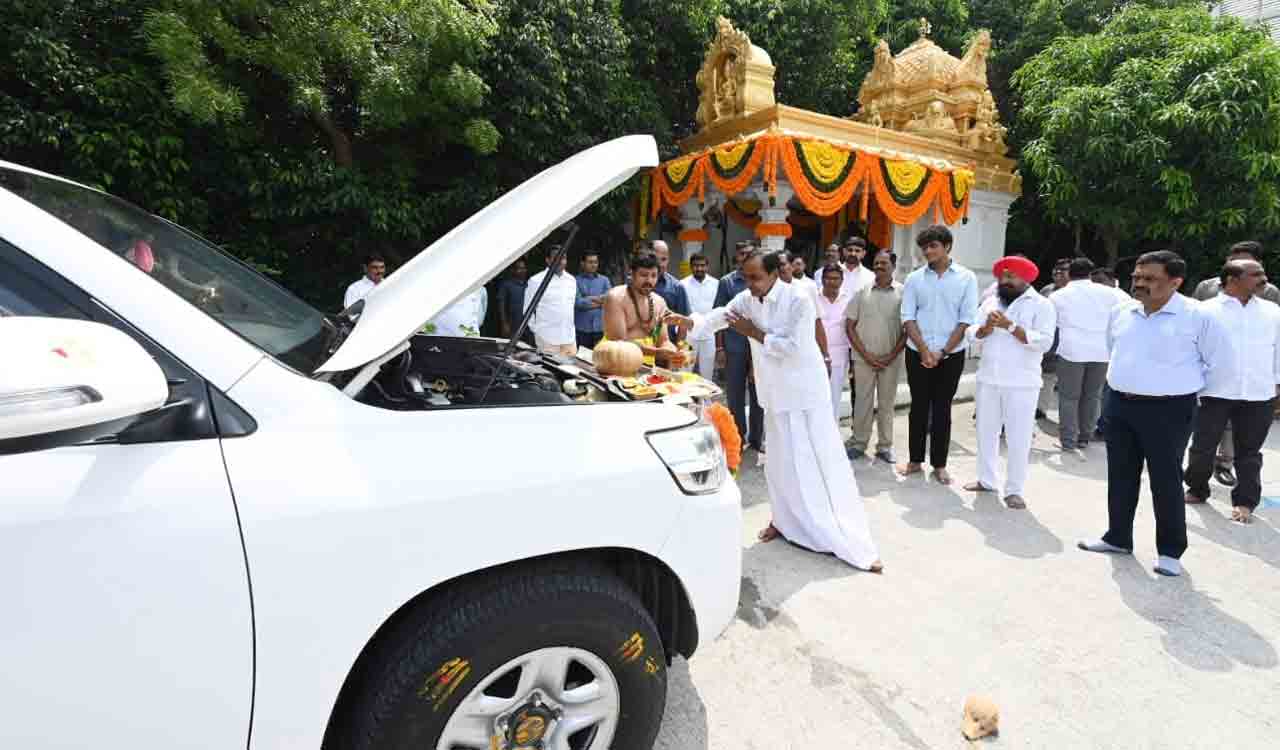 Dasara: CM KCR performs special pujas at Pragathi Bhavan