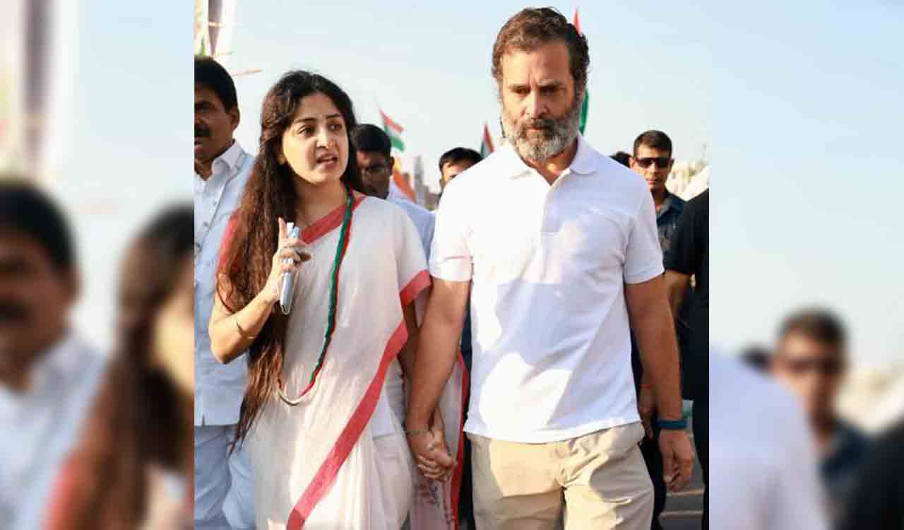 Photo of Rahul Gandhi holding hands with actress Purnam Kaur goes viral