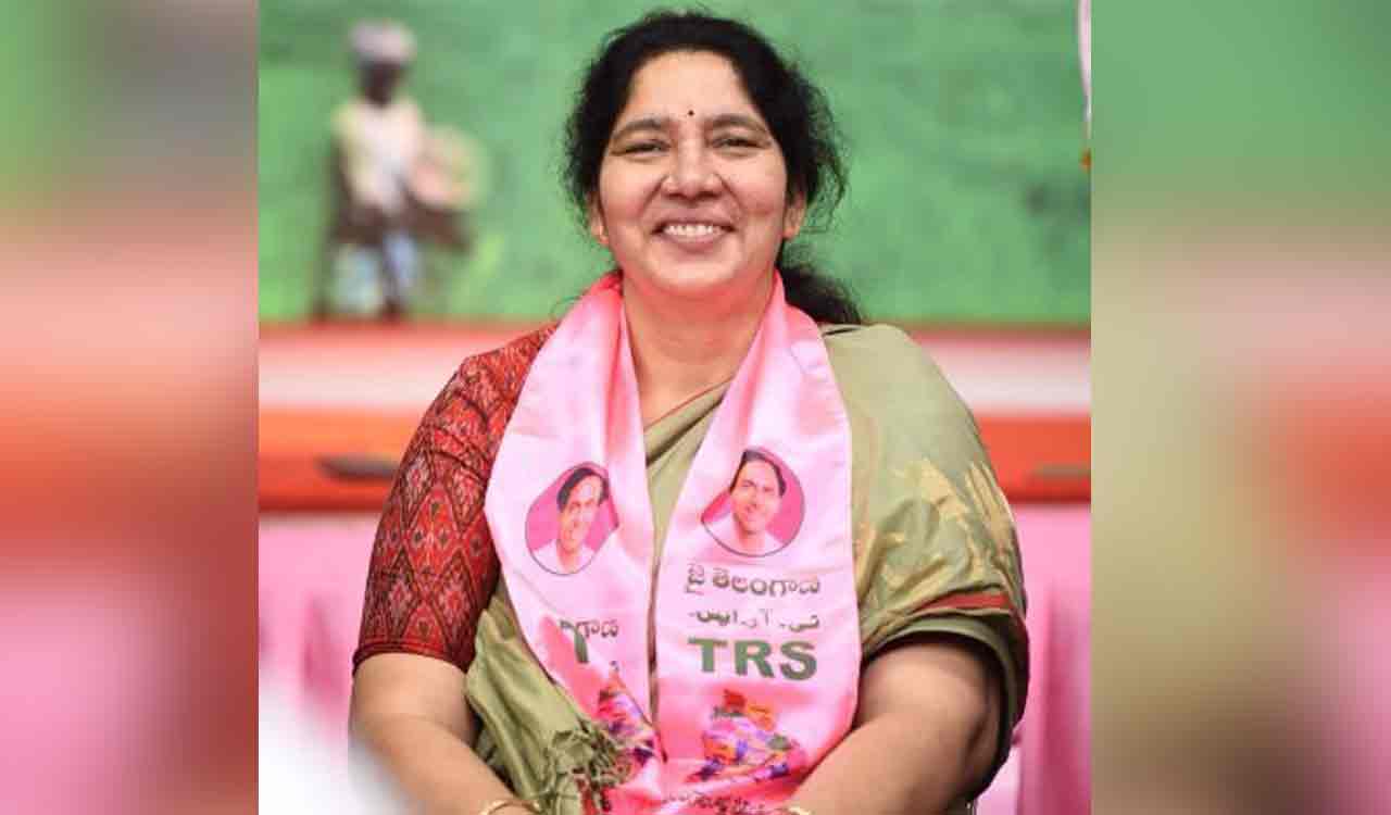 Minister Satyavati Rathod vows to walk barefoot till TRS retains power -  Telangana Today