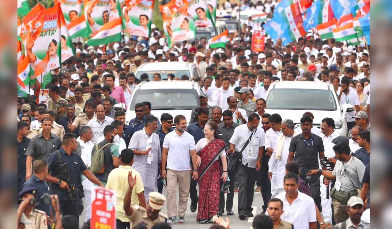 Sonia Gandhi joins Bharat Jodo Yatra in Karnataka