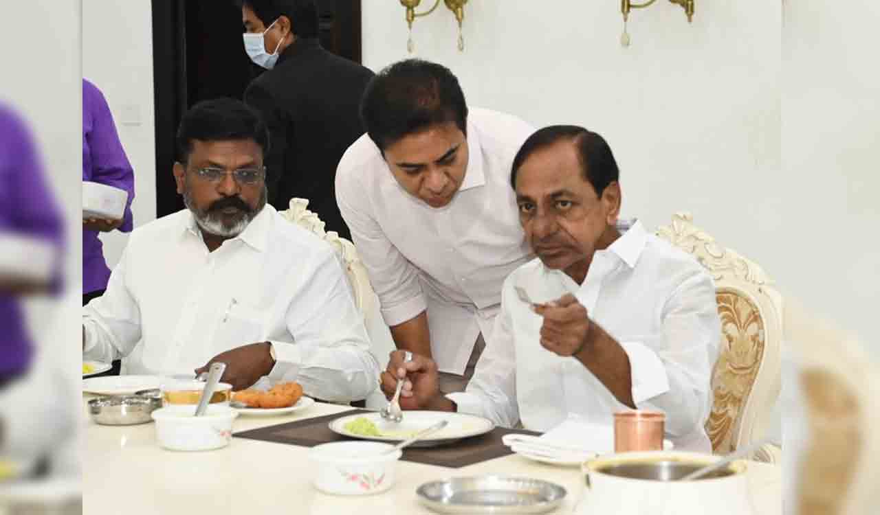Kumaraswamy, Thirumavalavan join CM KCR for breakfast