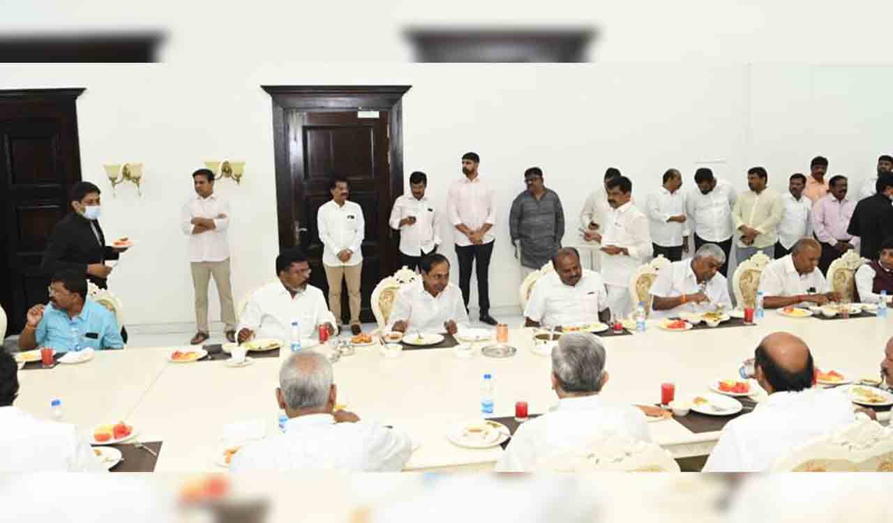 Kumaraswamy, Thirumavalavan join CM KCR for breakfast