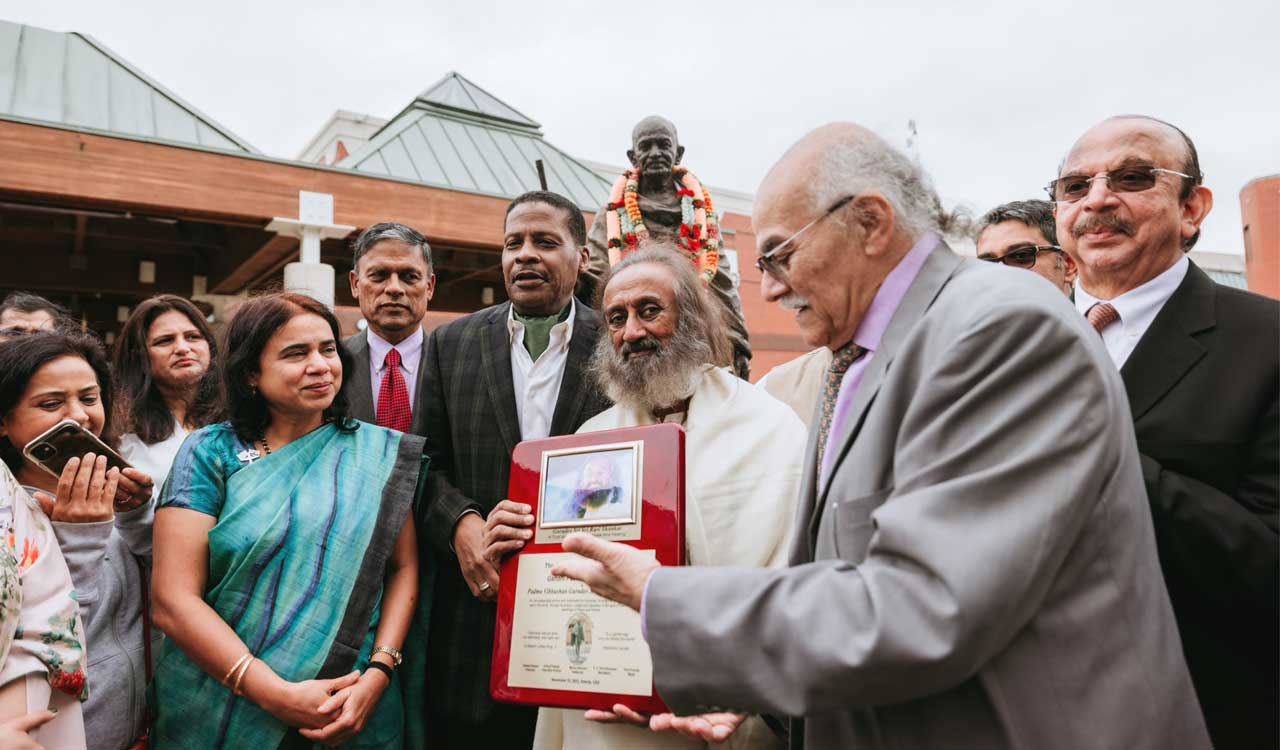 Gandhi Peace Pilgrim Award to Sri Sri Ravi Shankar of Atlanta