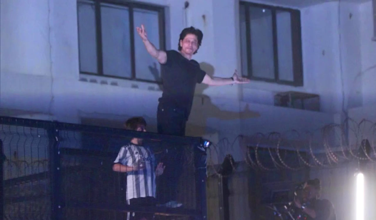 Shah Rukh Khan Opens His Arms, Thanks Sea of Love Outside Mannat - Watch  Video