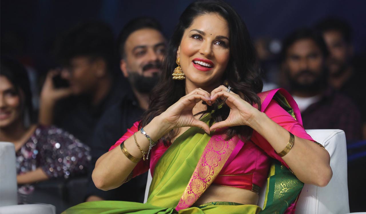 Sunny Leone's sari look goes viral; fans say 'respect' - Telangana Today