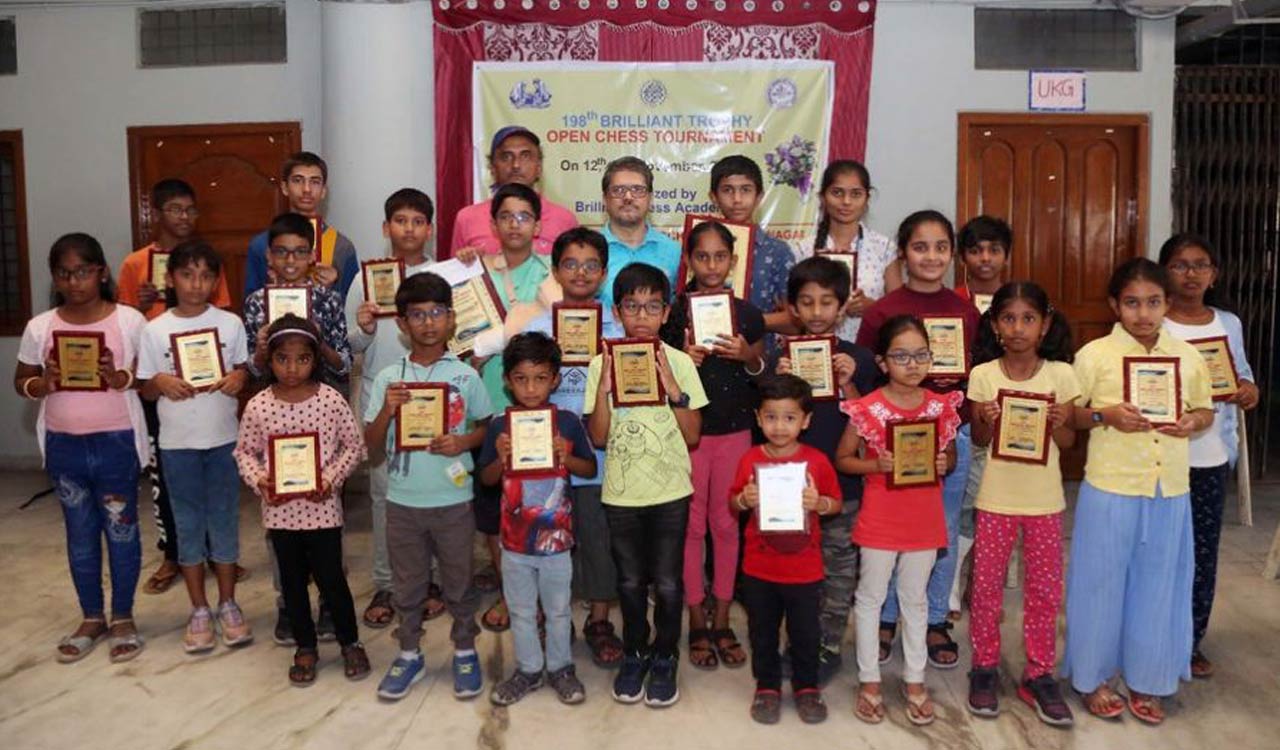 Vishnuteja ชัยชนะของ Saharsha ที่ Brilliant Trophy Chess Tournament