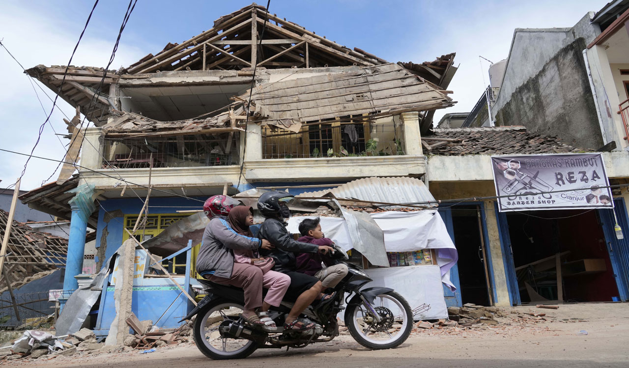 162 dead as Indonesia quake topples homes, buildings, roads