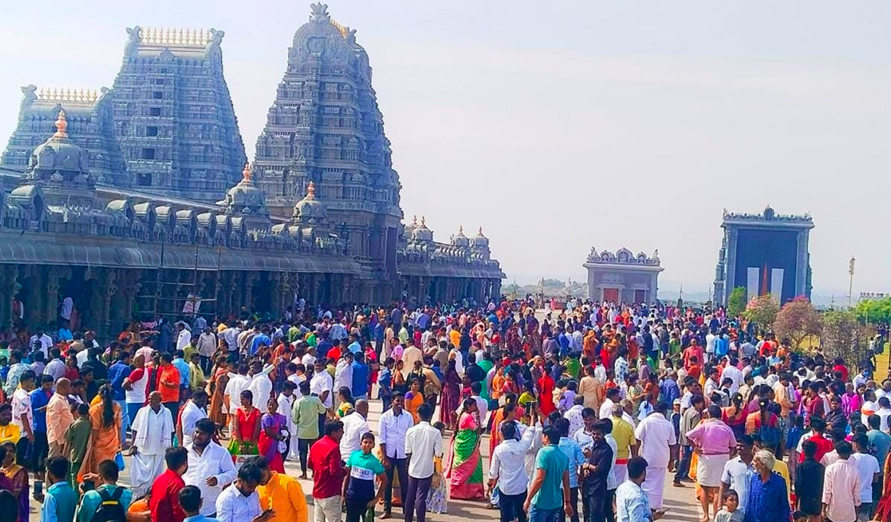 Telangana: Yadadri temple witnesses huge upsurge of devotees on Sunday