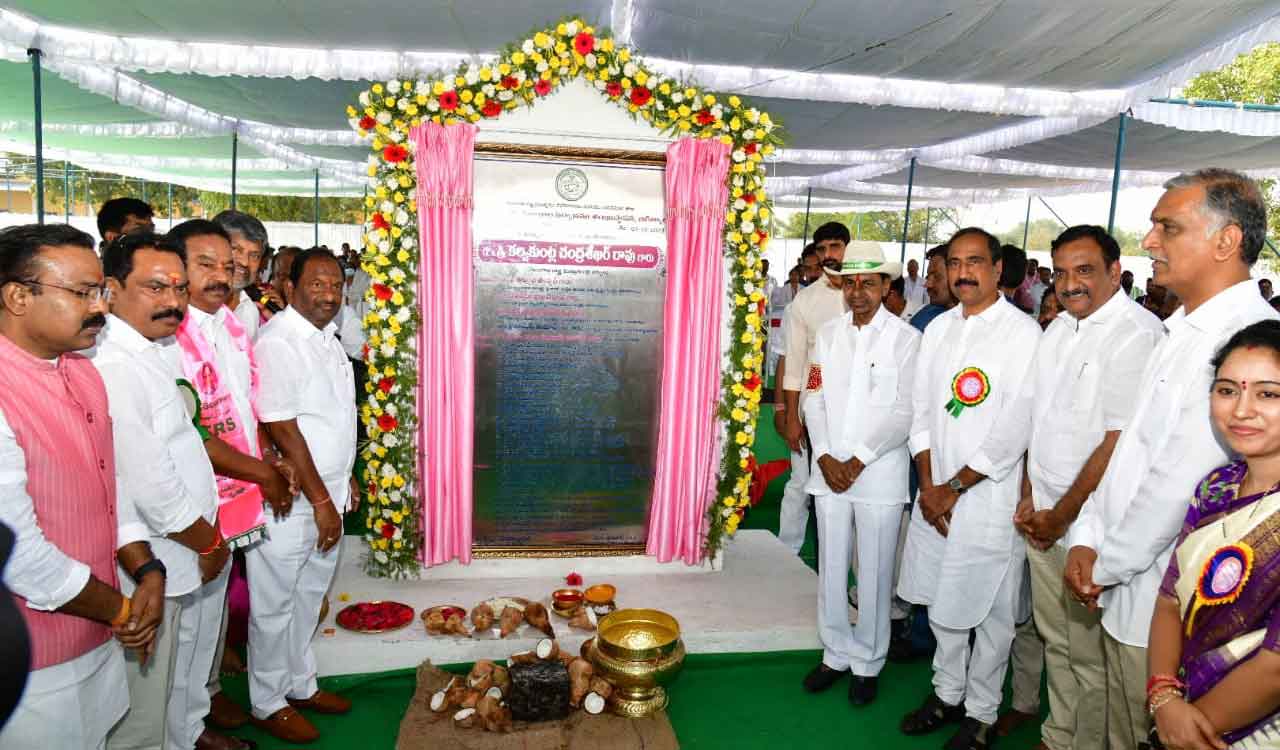 Chief Minister K Chandrashekhar Rao inaugurates Jagtial collectorate complex.