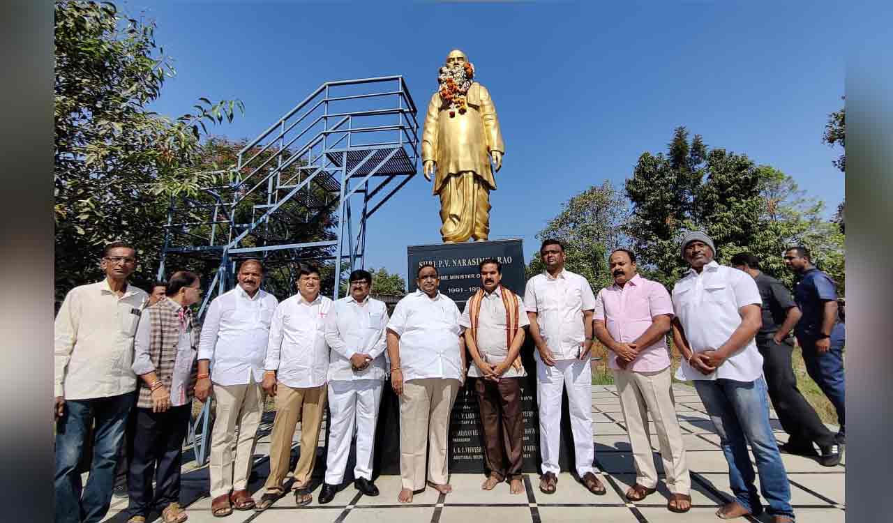 Telangana: Rich tributes paid to former PM PV Narasimha Rao