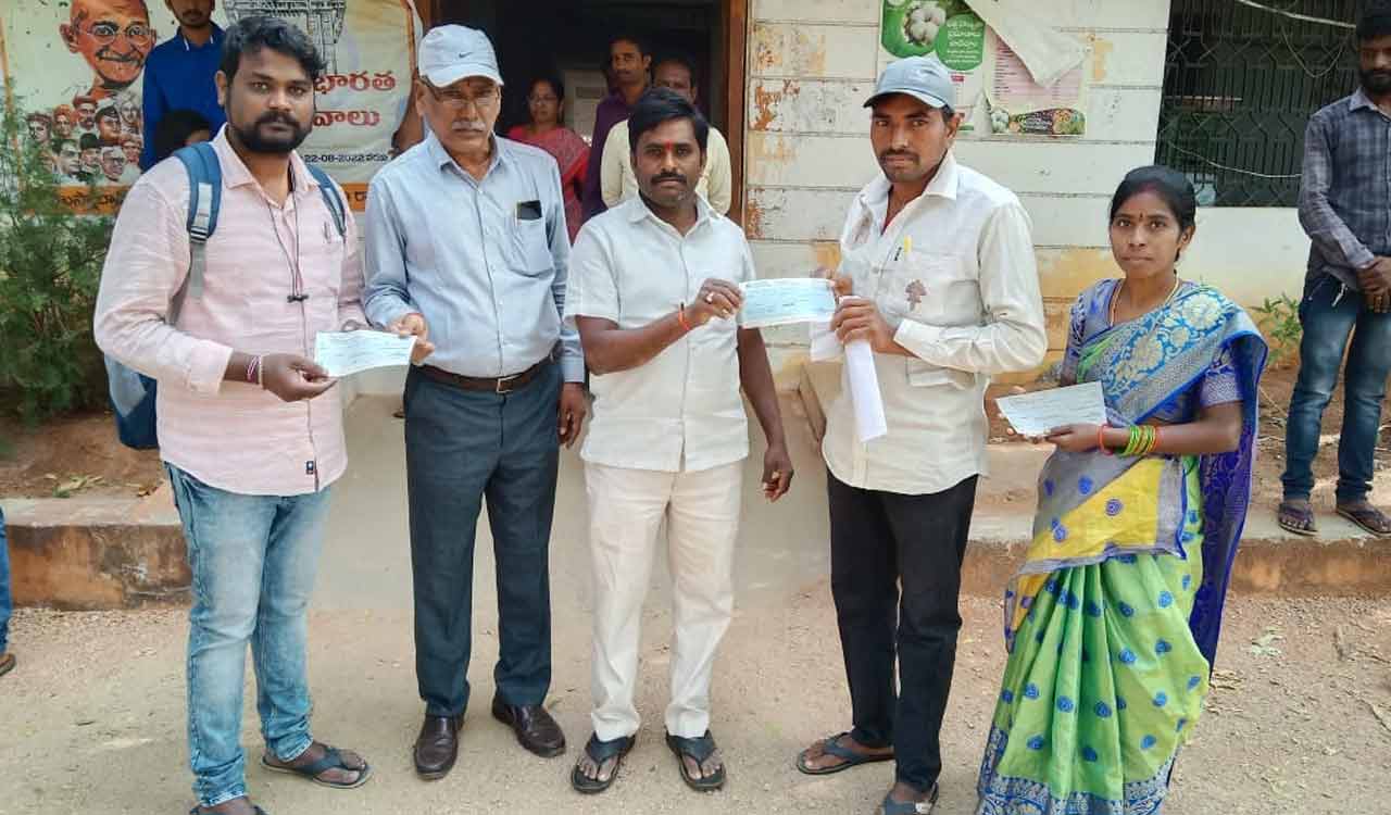 Siddipet: Rehabilitation and resettlement cheques distributed to displaced under Gouravelly reservoir