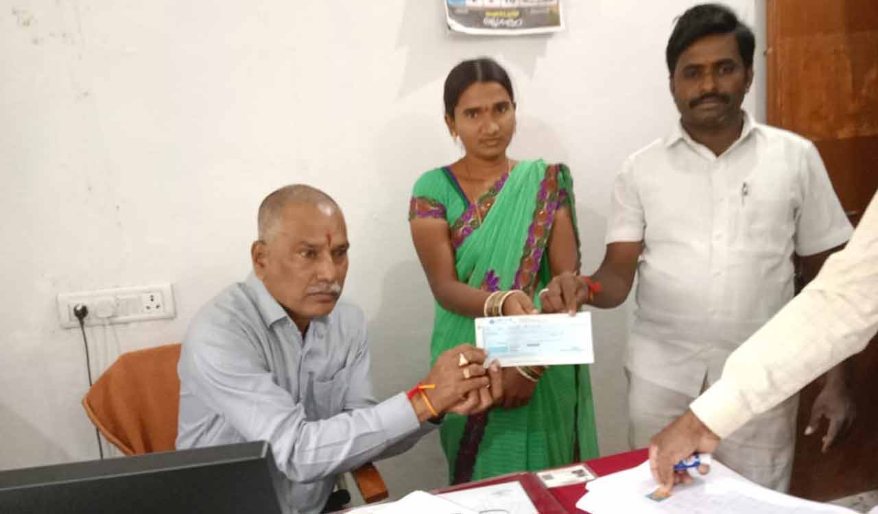 Siddipet: Rehabilitation and resettlement cheques distributed to displaced under Gouravelly reservoir