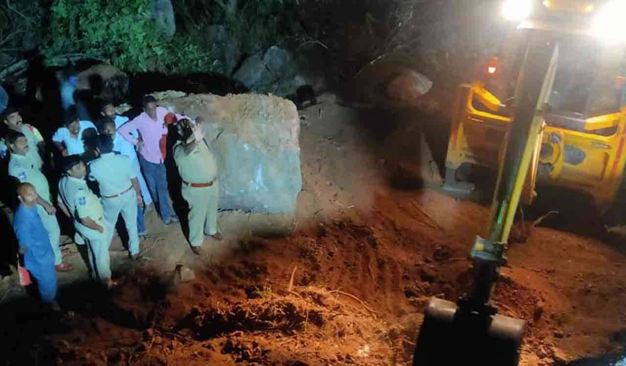 Hunter gets trapped between rocks in Kamareddy; rescue operation on