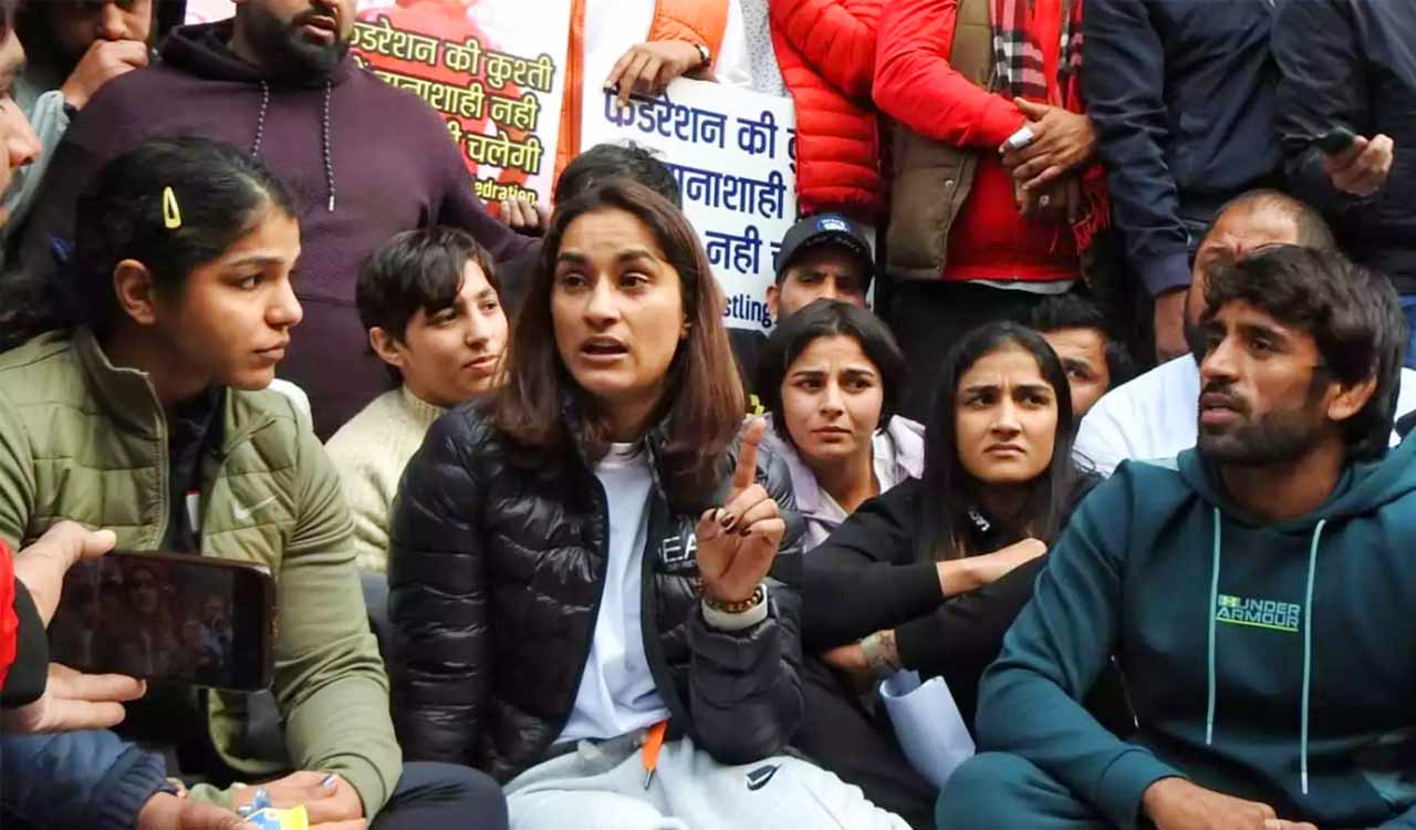 Geeta, Babita Phogat support cousin Vinesh and other wrestlers in protest  against WFI - Telangana Today