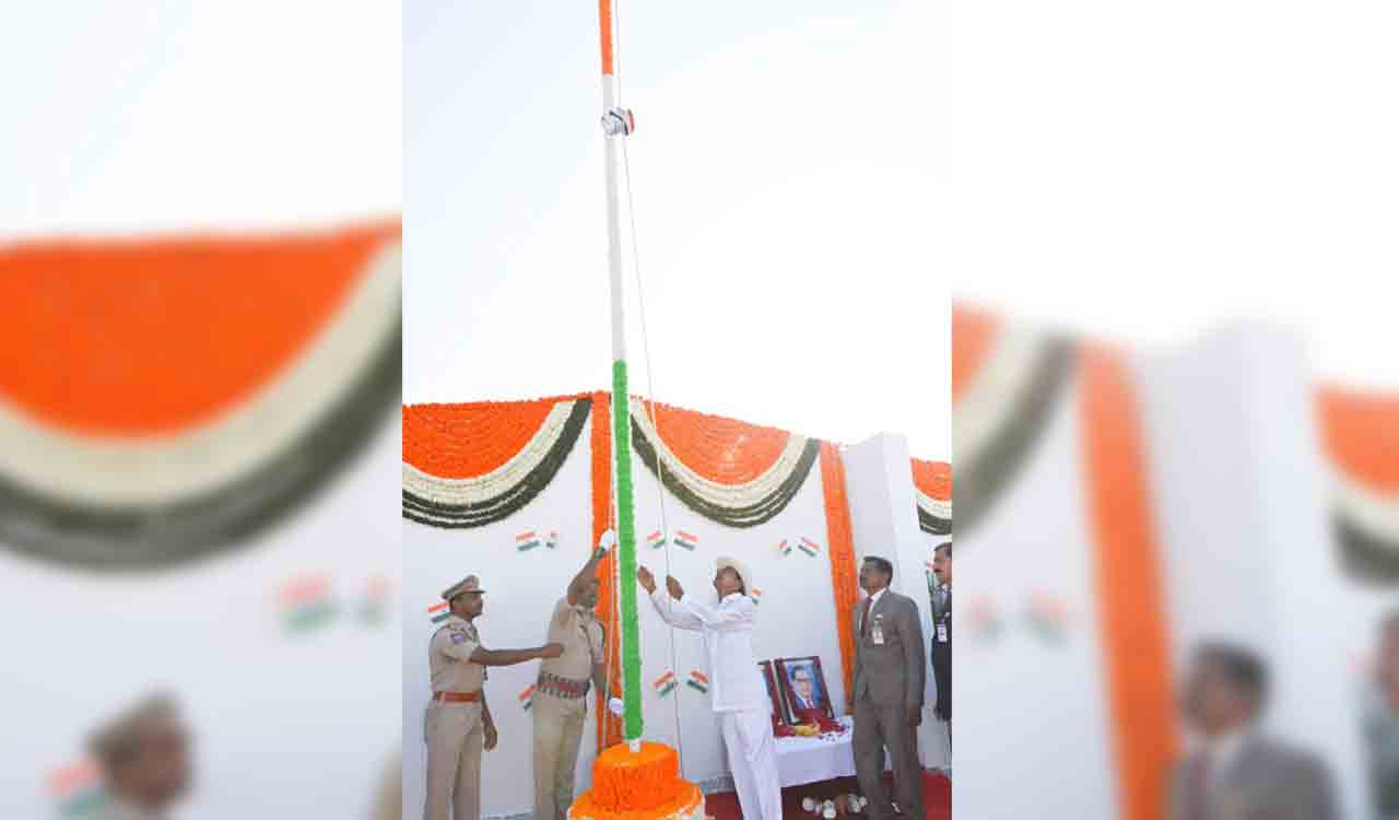 CM KCR hoists national flag at Pragathi Bhavan